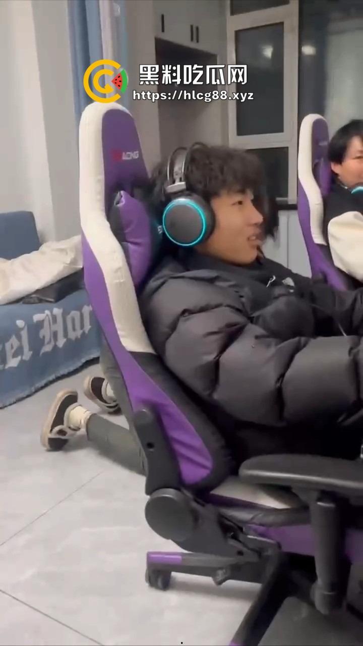 电竞酒店男友前头1V3猛干岳山开团,女友后头跟骚闺蜜撕逼扯奶子,把好姐妹内衣都差点扯出来!-1