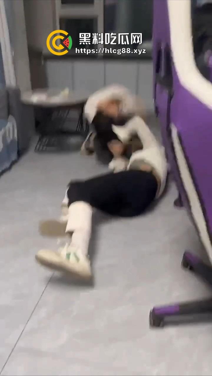 电竞酒店男友前头1V3猛干岳山开团,女友后头跟骚闺蜜撕逼扯奶子,把好姐妹内衣都差点扯出来!-3