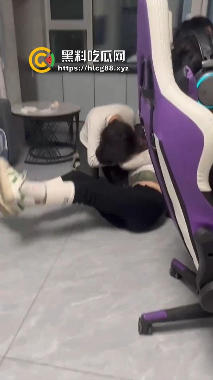 电竞酒店男友前头1V3猛干岳山开团,女友后头跟骚闺蜜撕逼扯奶子,把好姐妹内衣都差点扯出来!-4