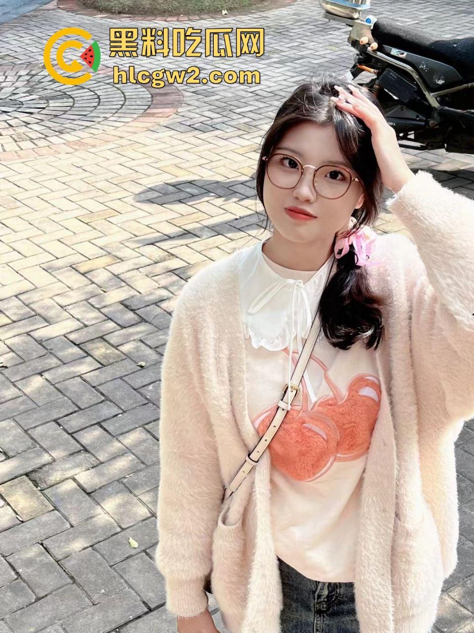 广西职业技术学院『严妍然』家里丝袜堆得跟小卖部似的!肉丝黑丝白丝轮番上演足交秀,男友被操到腿软!-1