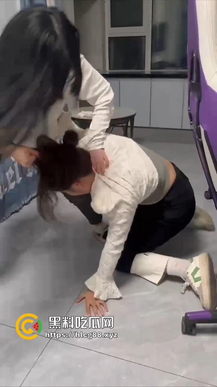 电竞酒店男友前头1V3猛干岳山开团,女友后头跟骚闺蜜撕逼扯奶子,把好姐妹内衣都差点扯出来!-9