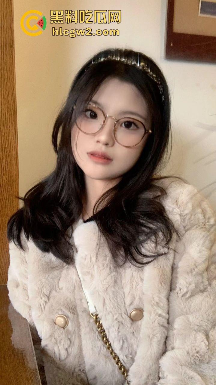 广西职业技术学院『严妍然』家里丝袜堆得跟小卖部似的!肉丝黑丝白丝轮番上演足交秀,男友被操到腿软!-2