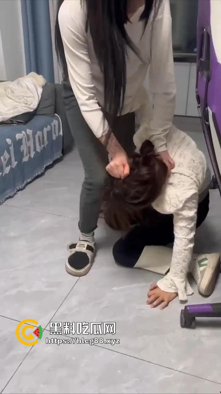 电竞酒店男友前头1V3猛干岳山开团,女友后头跟骚闺蜜撕逼扯奶子,把好姐妹内衣都差点扯出来!-10