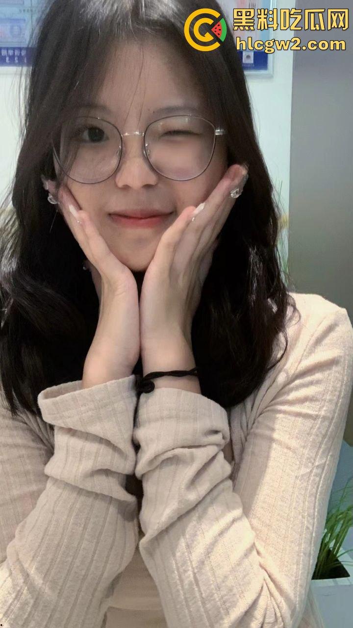 广西职业技术学院『严妍然』家里丝袜堆得跟小卖部似的!肉丝黑丝白丝轮番上演足交秀,男友被操到腿软!-6