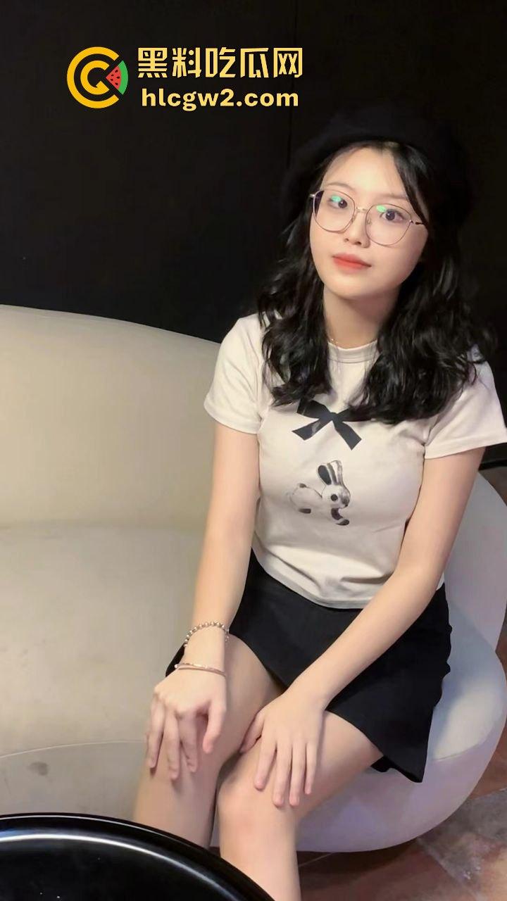 广西职业技术学院『严妍然』家里丝袜堆得跟小卖部似的!肉丝黑丝白丝轮番上演足交秀,男友被操到腿软!-8