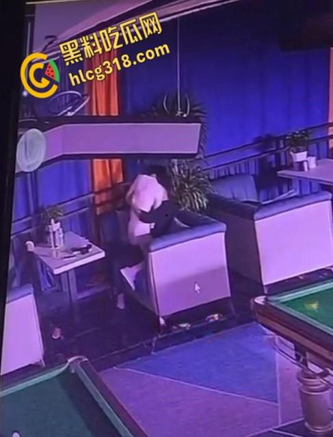重庆一台球厅监控视频流出, 一男一女饥渴难耐,公然调情露乳,沙发掀裙激情女上!-2
