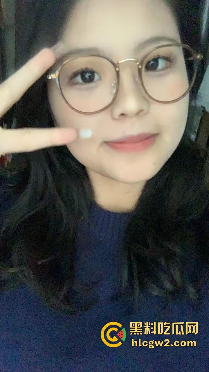 广西职业技术学院『严妍然』家里丝袜堆得跟小卖部似的!肉丝黑丝白丝轮番上演足交秀,男友被操到腿软!-9