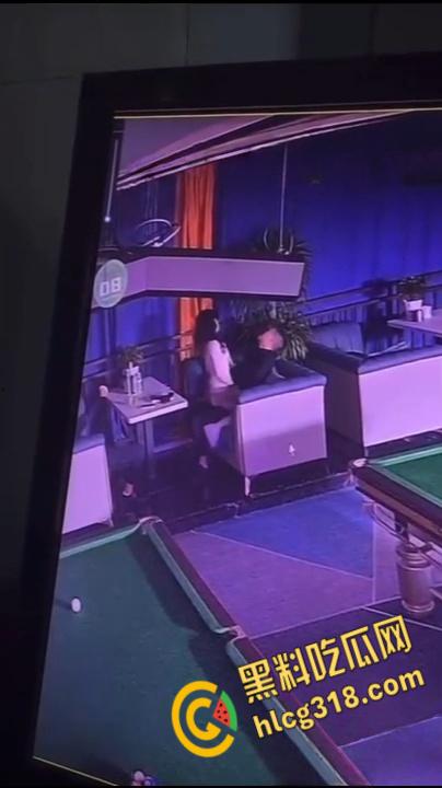 重庆一台球厅监控视频流出, 一男一女饥渴难耐,公然调情露乳,沙发掀裙激情女上!-5
