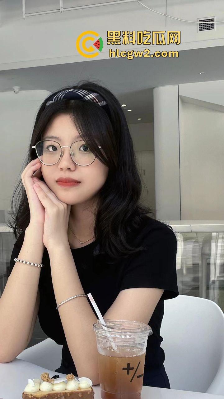 广西职业技术学院『严妍然』家里丝袜堆得跟小卖部似的!肉丝黑丝白丝轮番上演足交秀,男友被操到腿软!-14