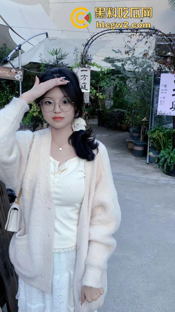 广西职业技术学院『严妍然』家里丝袜堆得跟小卖部似的!肉丝黑丝白丝轮番上演足交秀,男友被操到腿软!-15