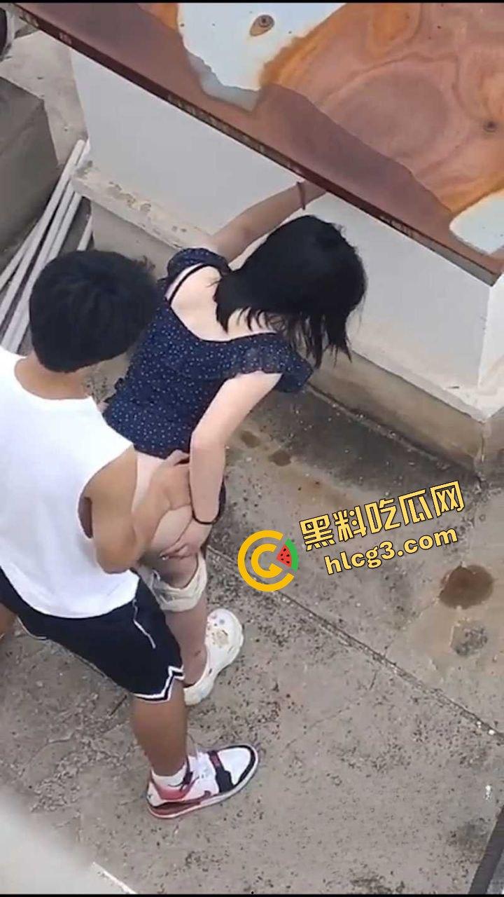 露天野战!河北保定凤翔园小区饥渴骚货『王家宁』与男友楼顶口爆后入 偷拍视频曝光!-5