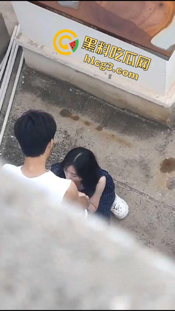 露天野战!河北保定凤翔园小区饥渴骚货『王家宁』与男友楼顶口爆后入 偷拍视频曝光!-7