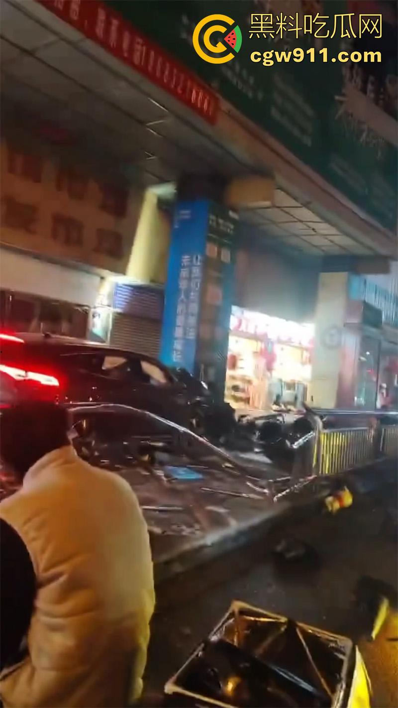 四川泸州龙马潭区,发生严重交通事故,小型汽车通过路口后加速撞向人行道,撞倒5名行人,导致2人当场死亡。-6