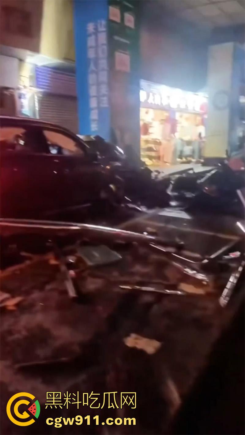 四川泸州龙马潭区,发生严重交通事故,小型汽车通过路口后加速撞向人行道,撞倒5名行人,导致2人当场死亡。-8