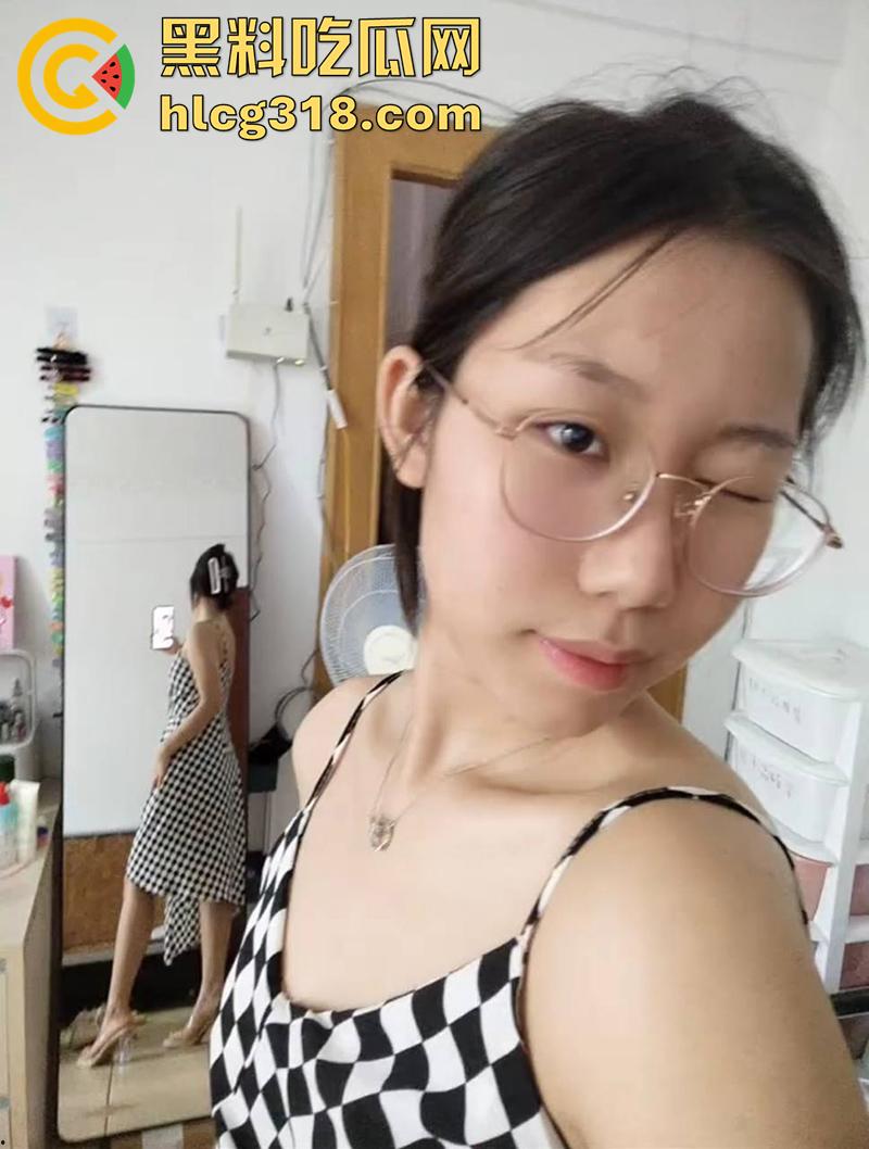 用逼结帐付烧烤费用!广西南宁学生妹【李雪芮】,故意真空出门勾引,被烧烤店老板大叔爆操!-2