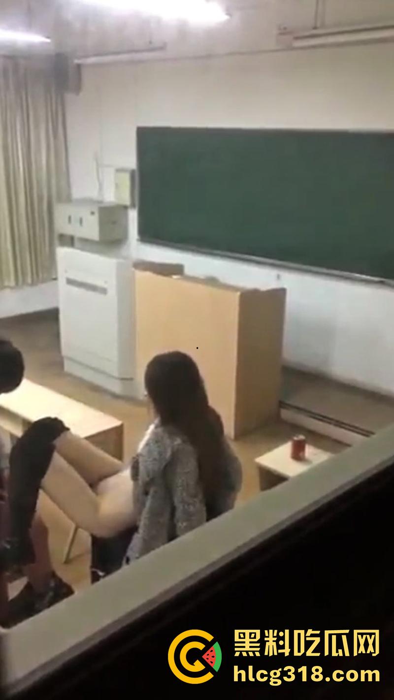 浙江大学美女助教,教室偷情眼镜学生,据说小伙妈妈是学校教授,不过这妹子身材是真赞啊!-2