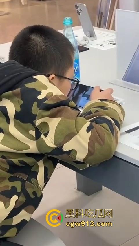 小米之家小孩哥在线看黄片!暑假快结束了赶紧来手机店看,去厕所撸小鸡鸡,不是没人告诉你看片来黑料看呀!-2