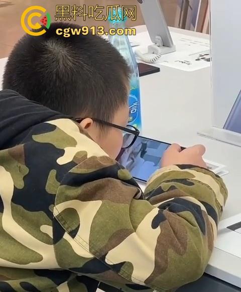 小米之家小孩哥在线看黄片!暑假快结束了赶紧来手机店看,去厕所撸小鸡鸡,不是没人告诉你看片来黑料看呀!-3