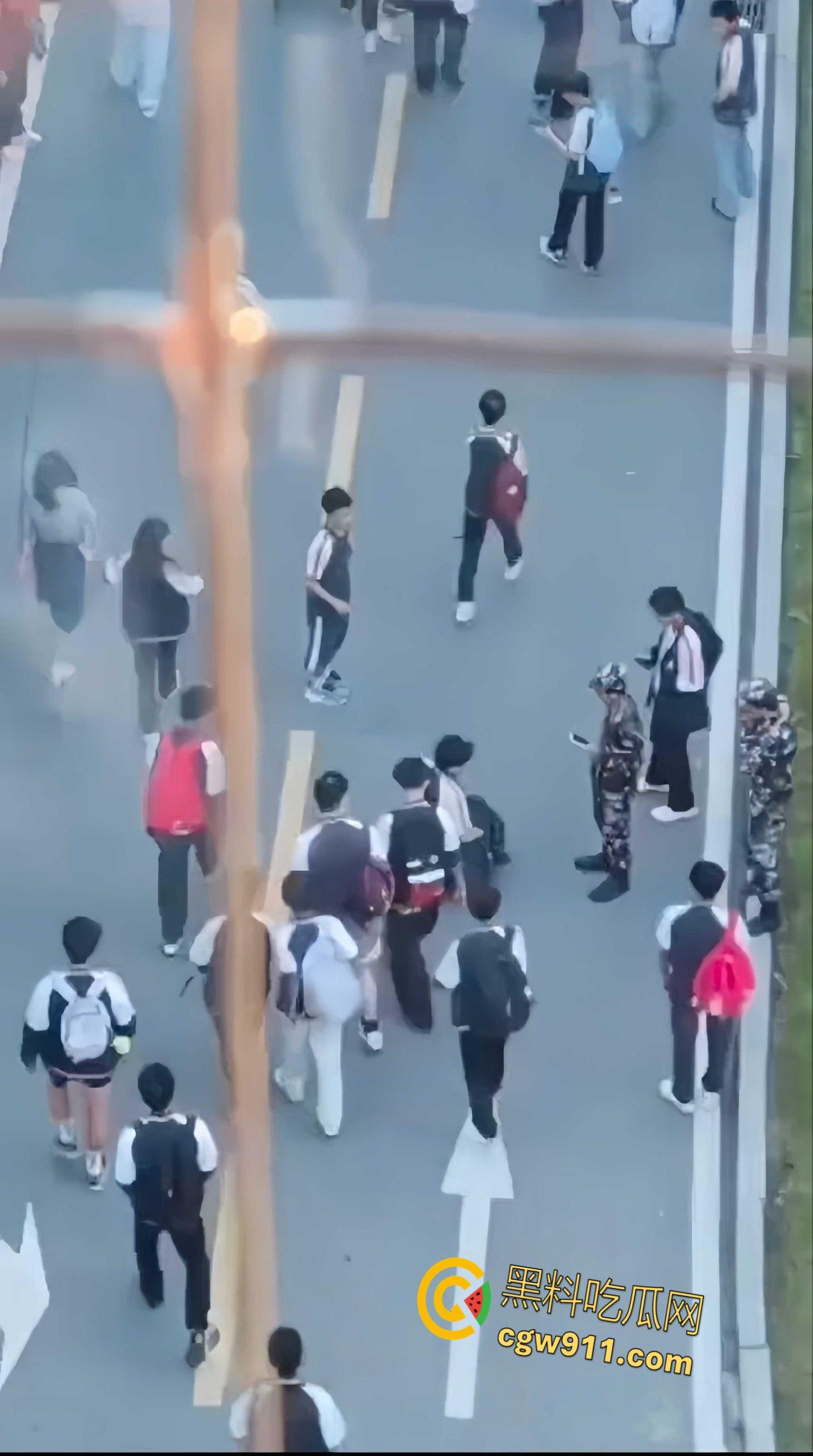 重庆市渝北职业教育中心 ,一名学生担心扣分,当众给纠察队下跪磕头,这不是纠察,这是对尊严的傲慢践踏!-4