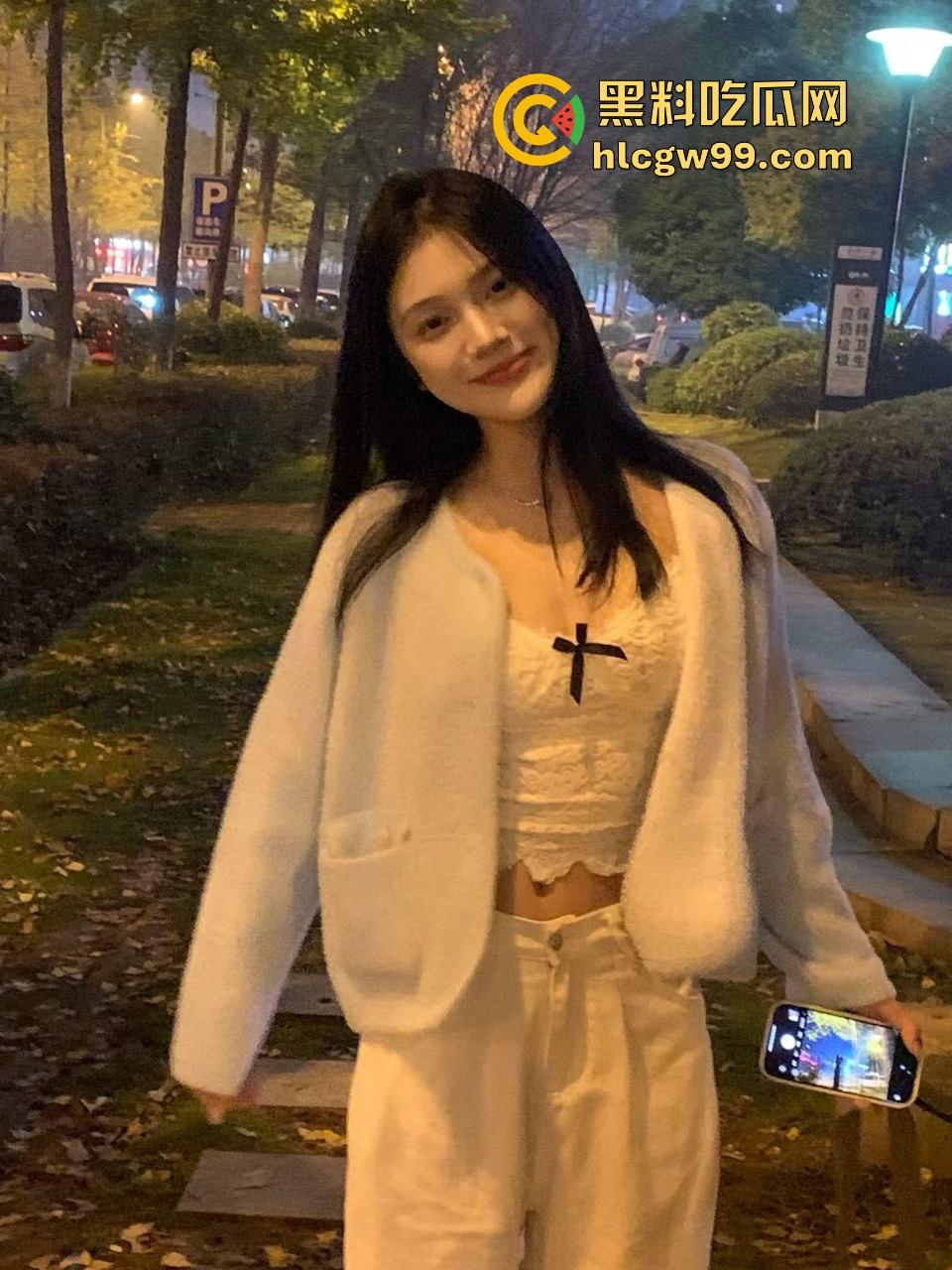 情人节酒店舔逼夜大战！土豪光头佬约炮反差母狗女学生【朱茴】不停挥舌舔逼糟蹋中出嫩妹！性爱泄密独家流出-3