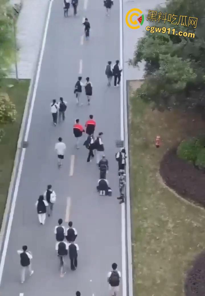 重庆市渝北职业教育中心 ,一名学生担心扣分,当众给纠察队下跪磕头,这不是纠察,这是对尊严的傲慢践踏!-7