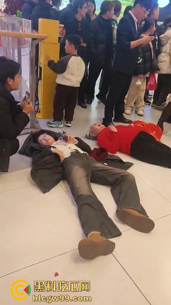 山东临沂兰陵县万达广场老太太与女大学生吵架碰瓷,两人同时躺地,棋逢对手,老太太碰到硬茬了-1