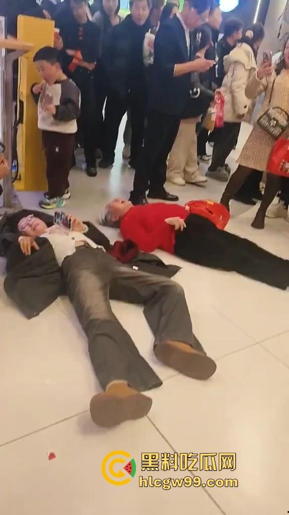 山东临沂兰陵县万达广场老太太与女大学生吵架碰瓷,两人同时躺地,棋逢对手,老太太碰到硬茬了-2