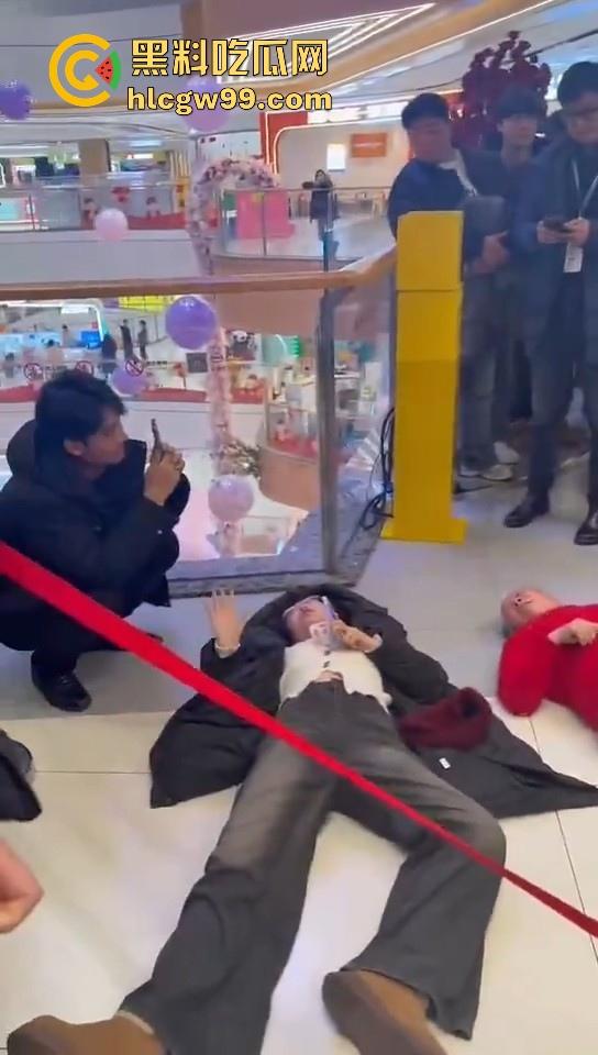 山东临沂兰陵县万达广场老太太与女大学生吵架碰瓷,两人同时躺地,棋逢对手,老太太碰到硬茬了-9