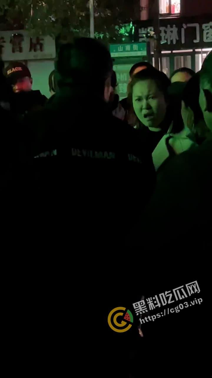 咆哮姐 携父勇闯红灯 趾高气昂大骂路人  舌战群儒 气势磅礴 狗见了都要绕道-2