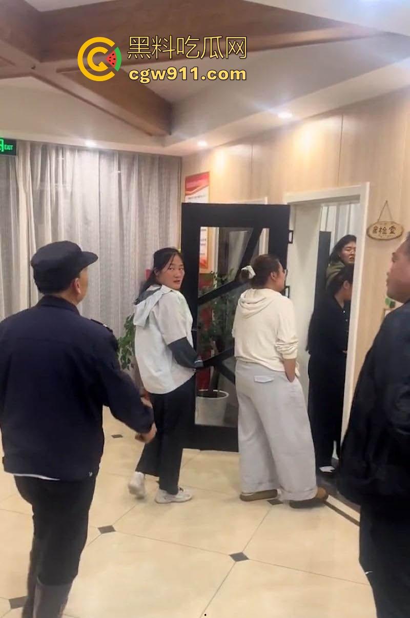 沂南米格派森学校虐童!大量家长上们要说法,掐肚子关黑屋捂脸,孩子浑身淤青哭喊,简直人渣不如!-6