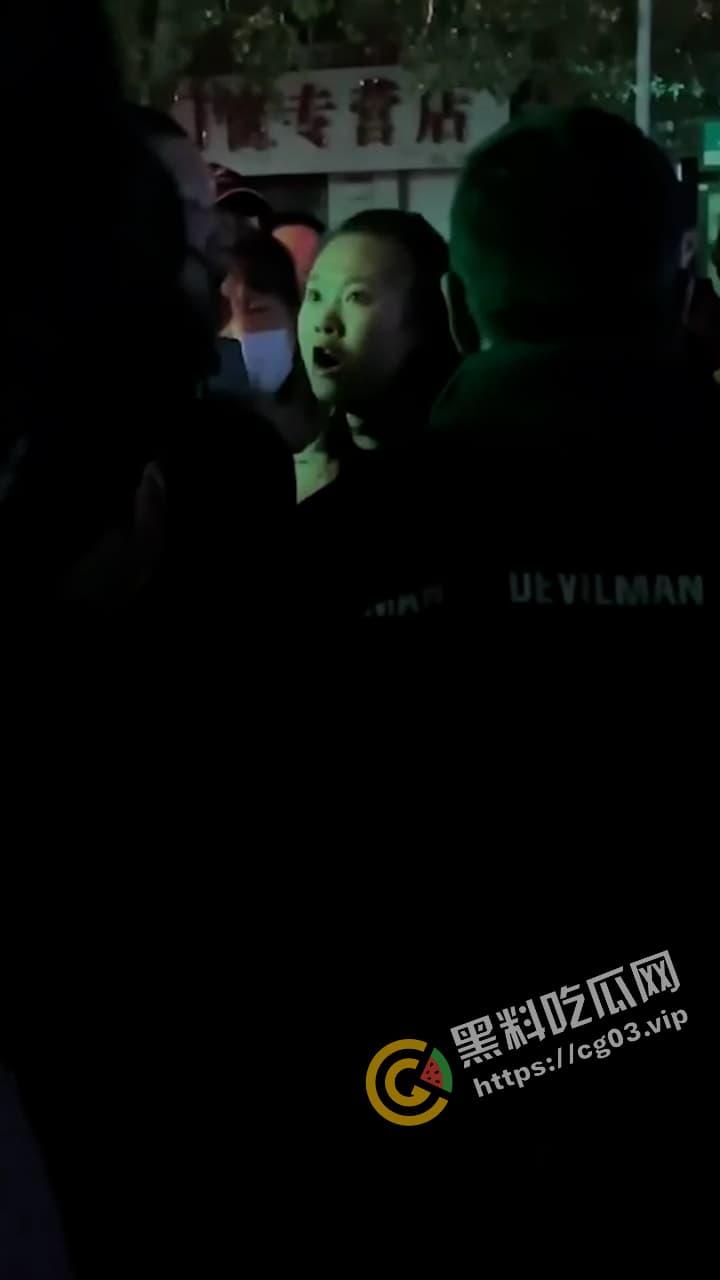 咆哮姐 携父勇闯红灯 趾高气昂大骂路人  舌战群儒 气势磅礴 狗见了都要绕道-3