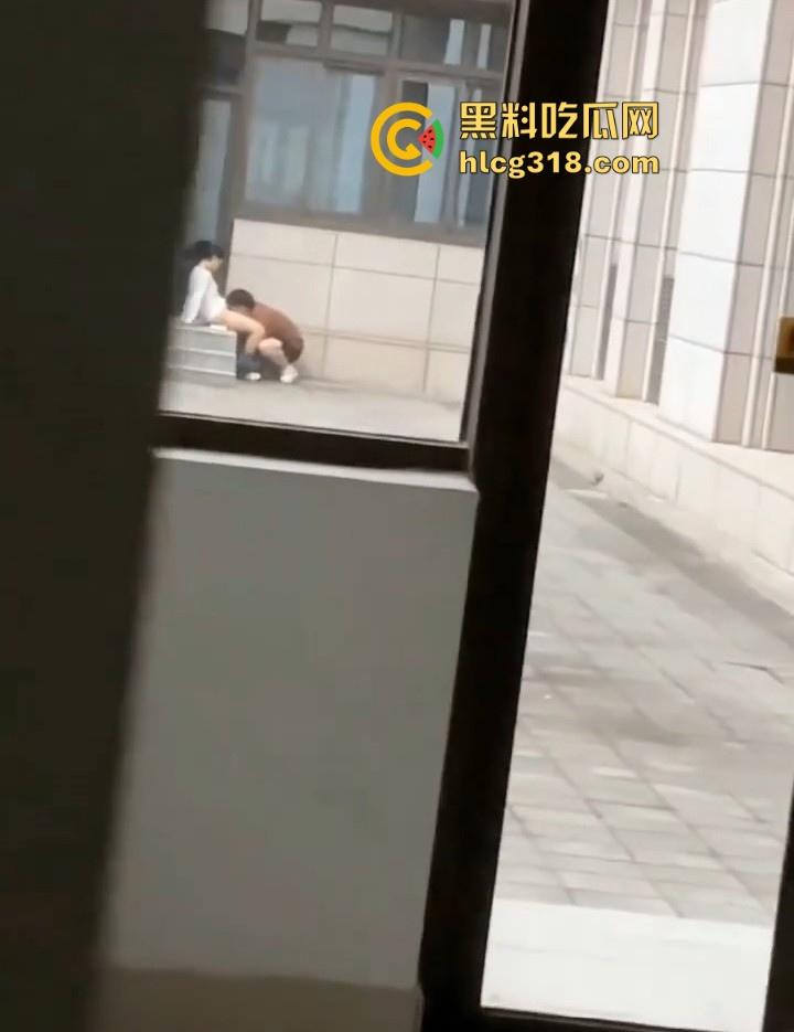 长春师范学院图书馆,狗男女光天化日上演舔逼之战,男子将头深埋女友胯下疯狂舔食,激情四溢!-9