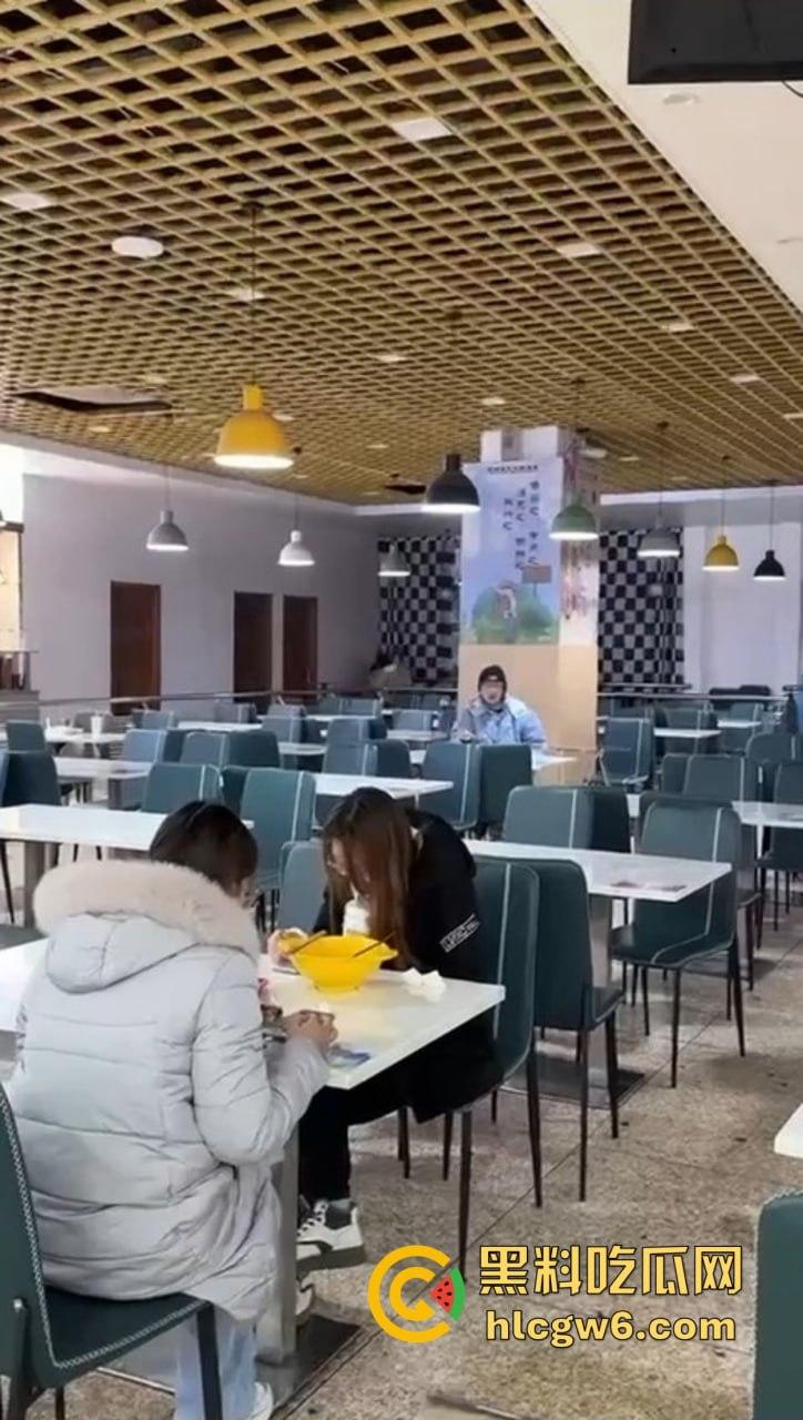 山东大学离谱实录 学姐天冷懒得野战,直接食堂里开草,学姐羽绒服遮挡现场摇动,学弟学妹边吃饭边看真人秀!-2
