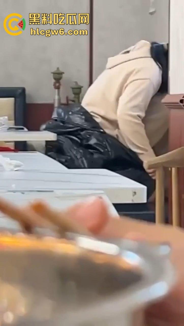 山东大学离谱实录 学姐天冷懒得野战,直接食堂里开草,学姐羽绒服遮挡现场摇动,学弟学妹边吃饭边看真人秀!-3