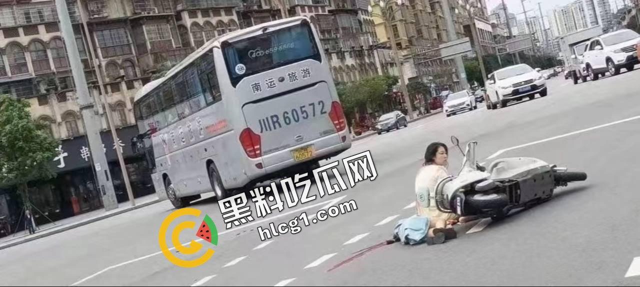 四川南充南部县大润发 发生一起车祸碾压事件 母亲带女儿开电动车被大巴碾压 孩子当场死亡-5