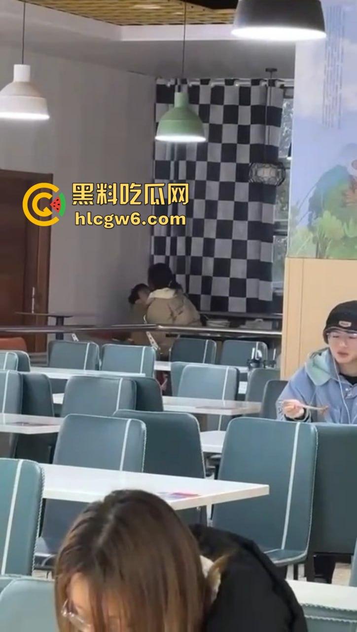 山东大学离谱实录 学姐天冷懒得野战,直接食堂里开草,学姐羽绒服遮挡现场摇动,学弟学妹边吃饭边看真人秀!-4
