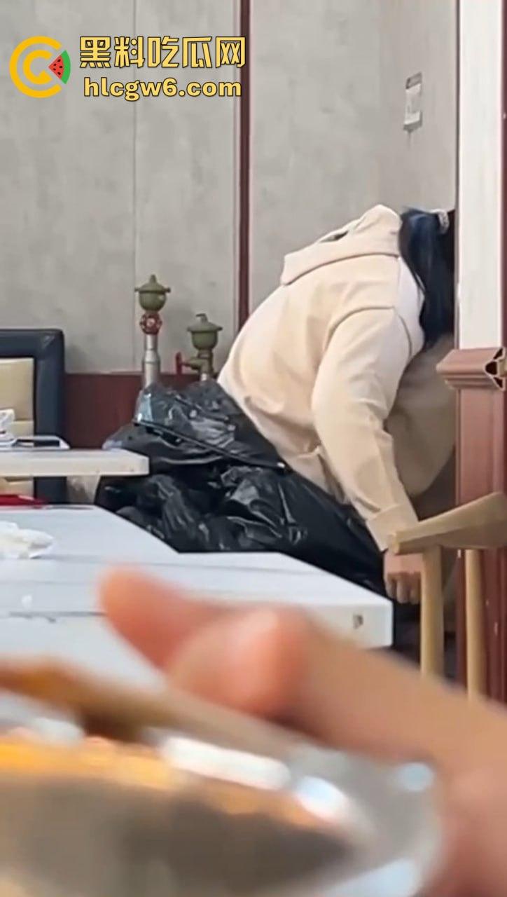 山东大学离谱实录 学姐天冷懒得野战,直接食堂里开草,学姐羽绒服遮挡现场摇动,学弟学妹边吃饭边看真人秀!-5