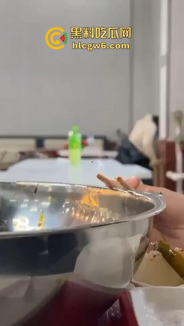 山东大学离谱实录 学姐天冷懒得野战,直接食堂里开草,学姐羽绒服遮挡现场摇动,学弟学妹边吃饭边看真人秀!-6