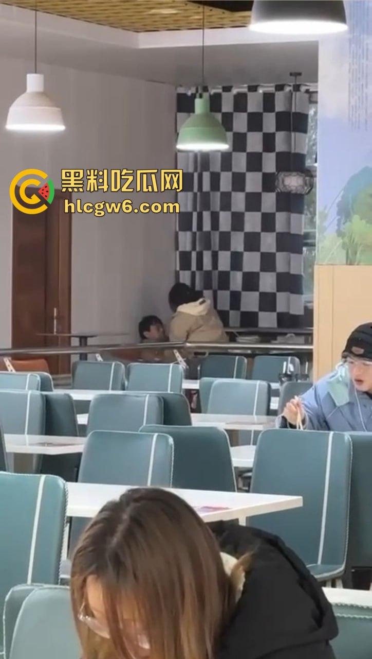 山东大学离谱实录 学姐天冷懒得野战,直接食堂里开草,学姐羽绒服遮挡现场摇动,学弟学妹边吃饭边看真人秀!-7