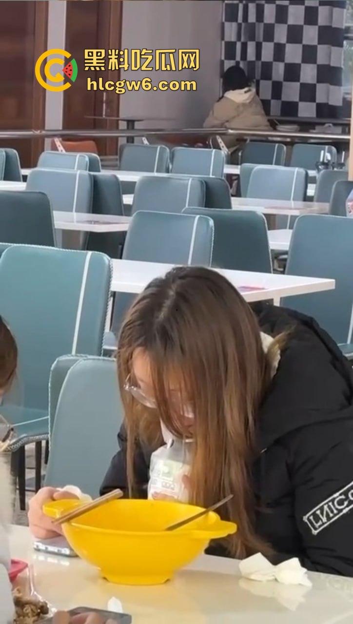 山东大学离谱实录 学姐天冷懒得野战,直接食堂里开草,学姐羽绒服遮挡现场摇动,学弟学妹边吃饭边看真人秀!-8