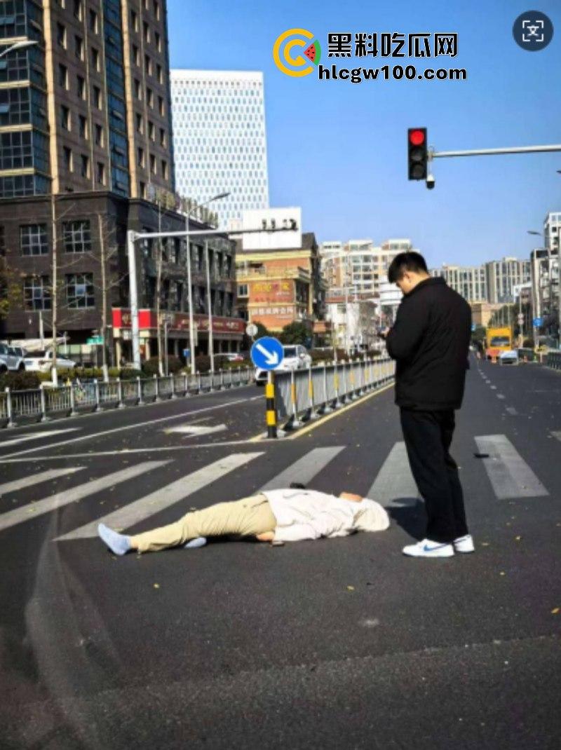 装逼撞死人!小米su7销售带客户试驾新车 红灯弹射起步 撞飞骑车路人 生死不明-9