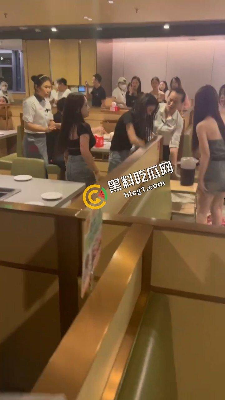 重庆海底捞女人打架原视频!什么长腿飞踢 奶子砸脸 能不能让我也加入战斗-1