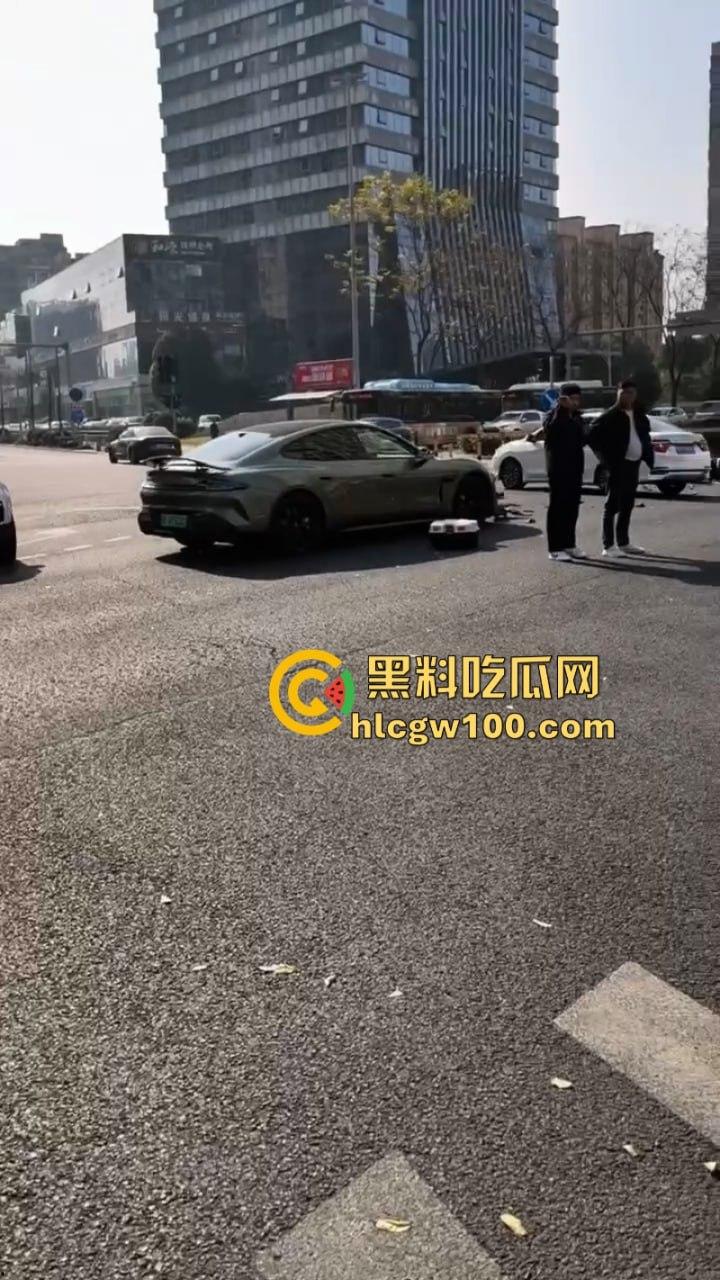 装逼撞死人!小米su7销售带客户试驾新车 红灯弹射起步 撞飞骑车路人 生死不明-11