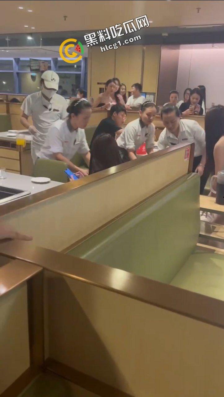 重庆海底捞女人打架原视频!什么长腿飞踢 奶子砸脸 能不能让我也加入战斗-2