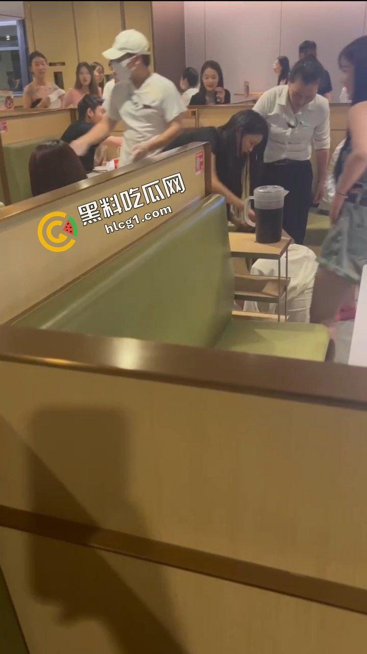 重庆海底捞女人打架原视频!什么长腿飞踢 奶子砸脸 能不能让我也加入战斗-3