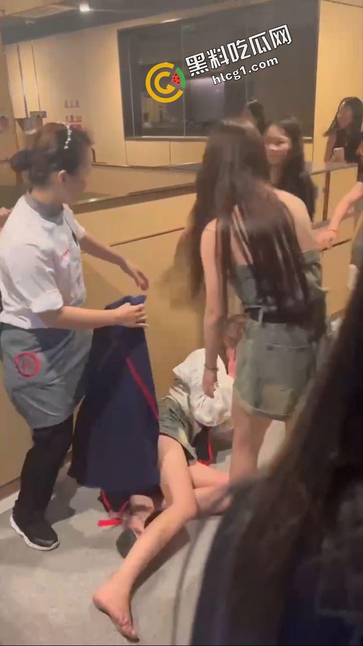 重庆海底捞女人打架原视频!什么长腿飞踢 奶子砸脸 能不能让我也加入战斗-4