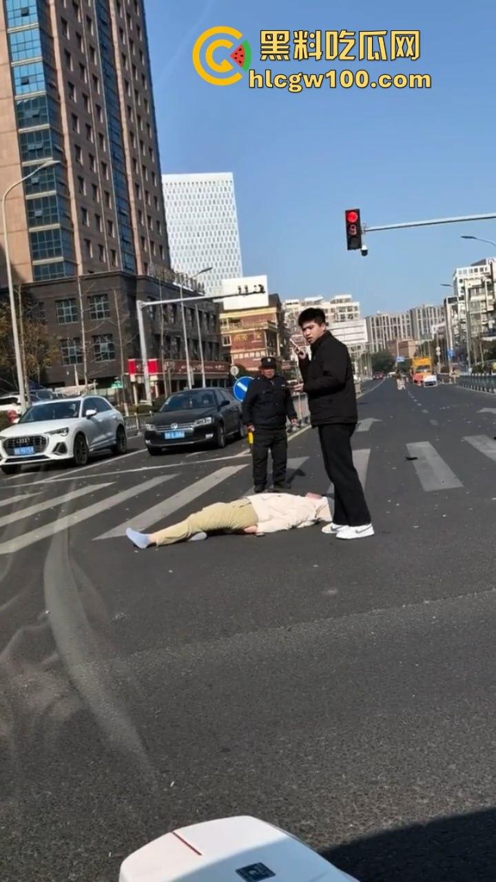 装逼撞死人!小米su7销售带客户试驾新车 红灯弹射起步 撞飞骑车路人 生死不明-13