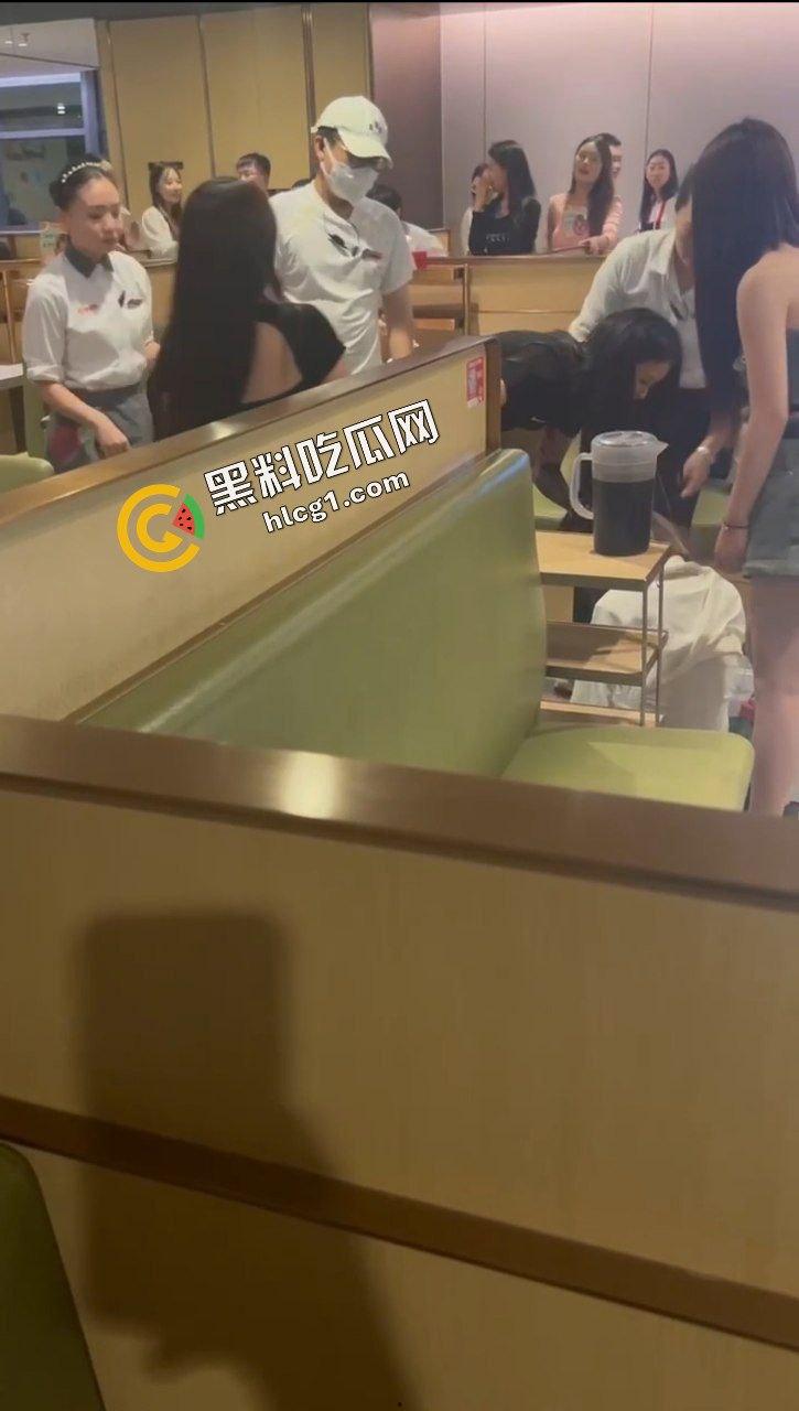 重庆海底捞女人打架原视频!什么长腿飞踢 奶子砸脸 能不能让我也加入战斗-5