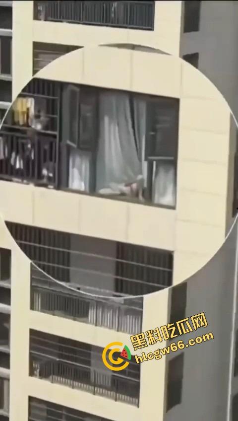 集美逆天操作,阳台晒鲍鱼不拉窗帘,白天晒鲍鱼,晚上老公就地现吃,主打一个鲜嫩刺激!-2