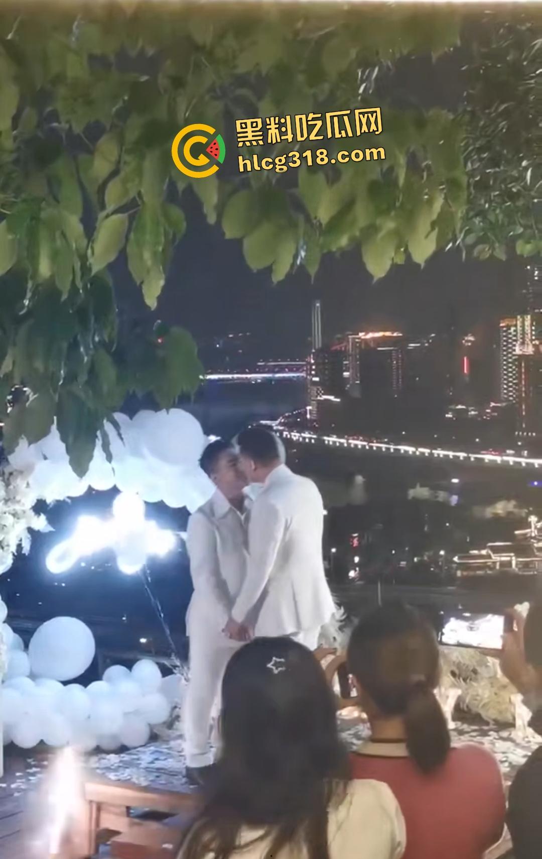 成都gay情侣白西装婚礼炸裂!亲朋好友围观拥抱亲嘴,包容度爆表还是直奔床榻吃鸡?-1